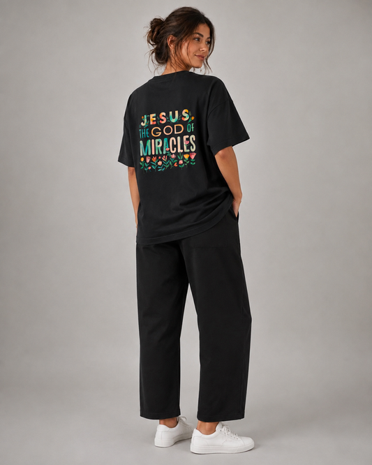 Jesus, The God of Miracles – T-shirt de Manga Curta | Caminho Collection | Sheepfy