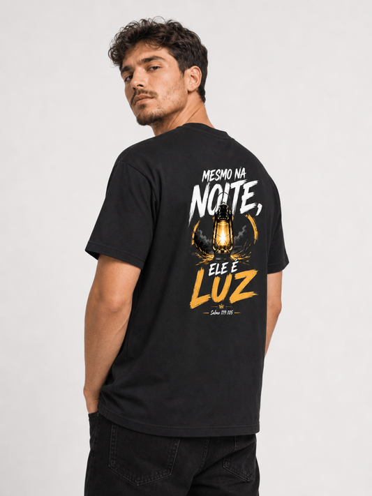 Mesmo na Noite, Ele é Luz – T-shirt de Manga Curta | Caminho Collection | Sheepfy