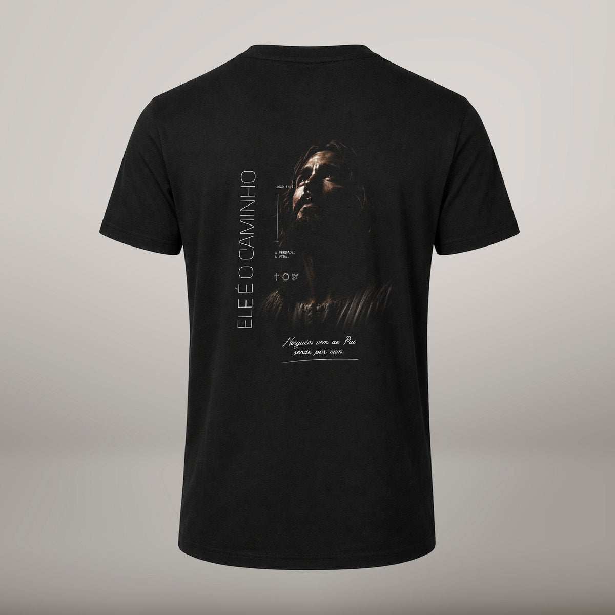 Ele É o Caminho – T-shirt cristã de homem, preta (costas)