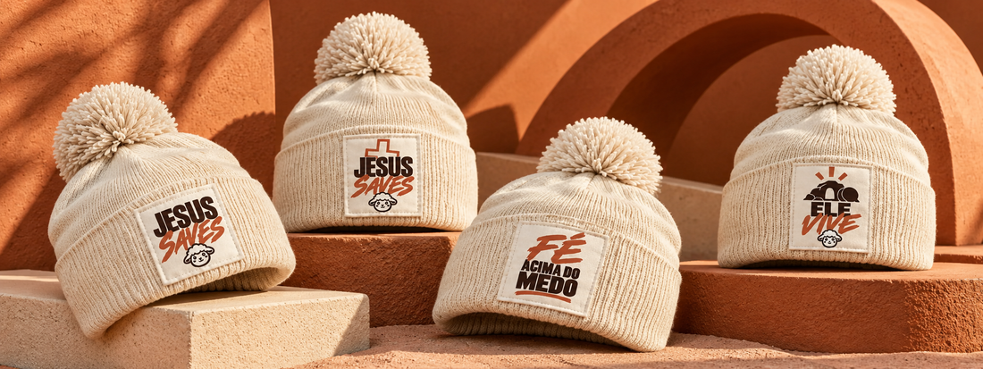 Quatro gorros cristãos Sheepfy com pompom: Jesus Saves, Jesus Saves com cruz, Fé Acima do Medo e Ele Vive