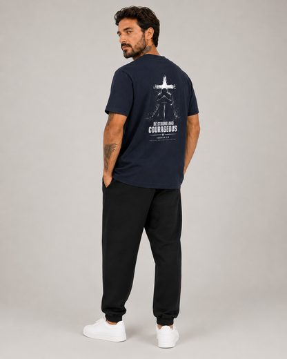 Be Strong and Courageous – T-shirt de Manga Curta | Caminho Collection | Sheepfy