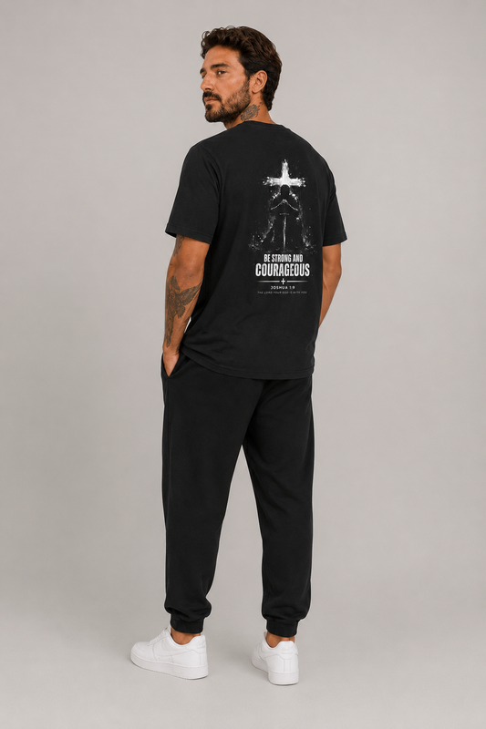 Be Strong and Courageous – T-shirt de Manga Curta | Caminho Collection | Sheepfy
