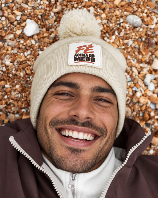 Gorro cristão bege com pompom e patch Fé Acima do Medo da Sheepfy