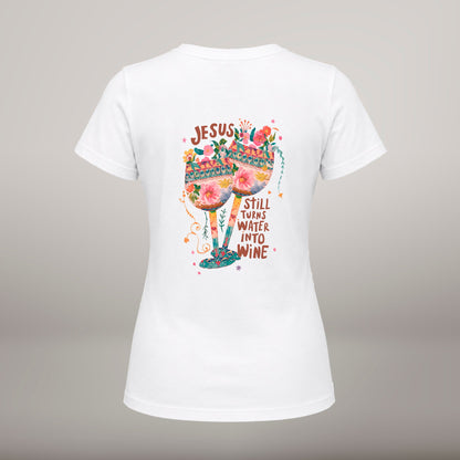 Jesus Still Turns Water Into Wine – T-shirt de Manga Curta | Caminho Collection | Sheepfy