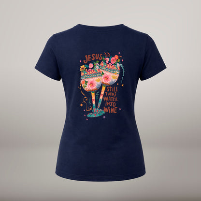 Jesus Still Turns Water Into Wine – T-shirt de Manga Curta | Caminho Collection | Sheepfy