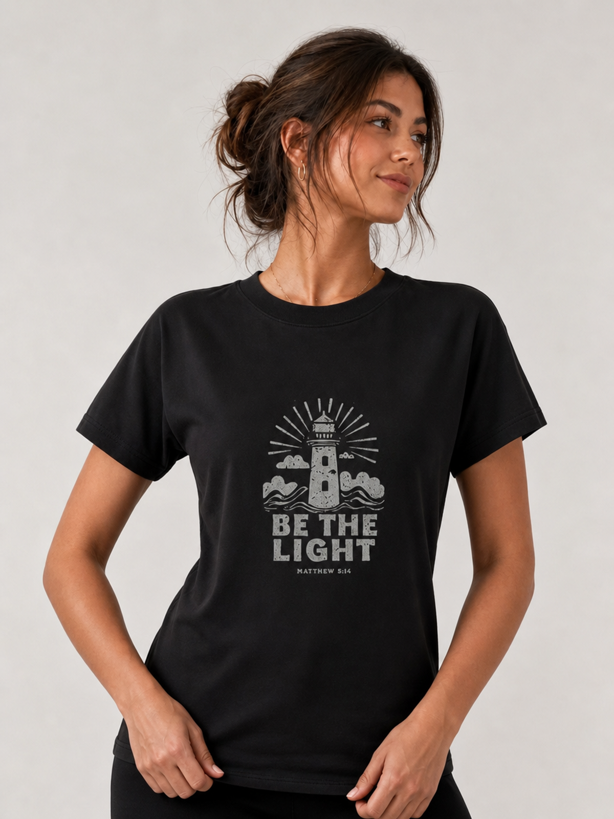 Be the Light – T-shirt de Manga Curta | Caminho Collection | Sheepfy