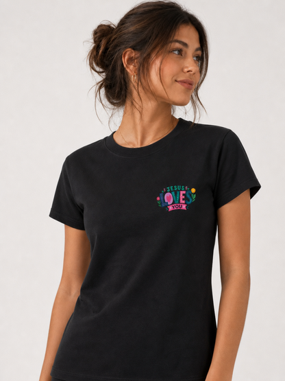 Jesus Loves You, Never Forget It – T-shirt de Manga Curta | Caminho Collection | Sheepfy