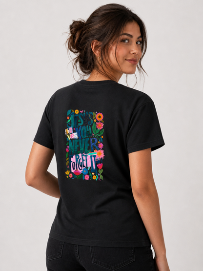 Jesus Loves You, Never Forget It – T-shirt de Manga Curta | Caminho Collection | Sheepfy