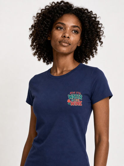 Jesus Still Turns Water Into Wine – T-shirt de Manga Curta | Caminho Collection | Sheepfy