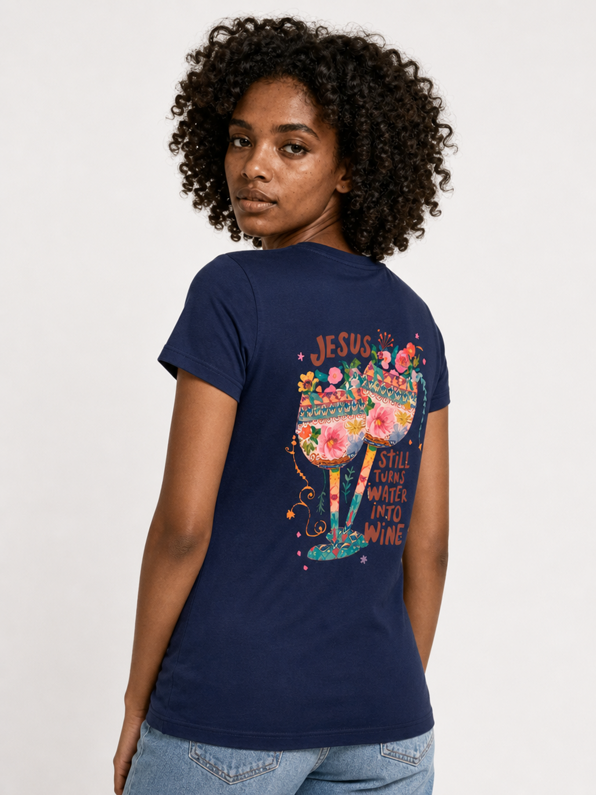 Jesus Still Turns Water Into Wine – T-shirt de Manga Curta | Caminho Collection | Sheepfy