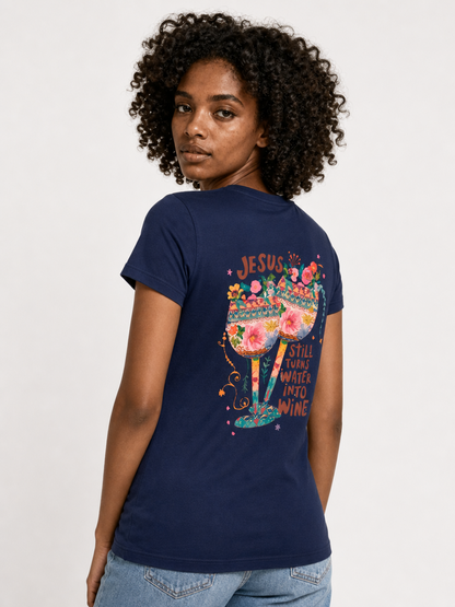Jesus Still Turns Water Into Wine – T-shirt de Manga Curta | Caminho Collection | Sheepfy