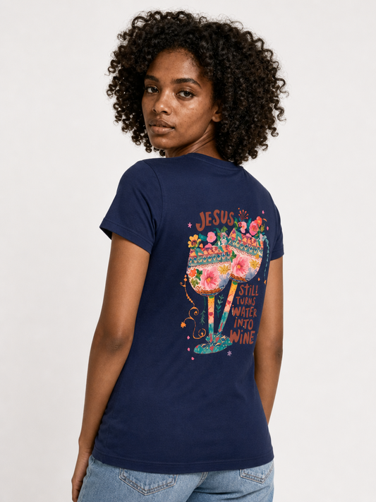 Jesus Still Turns Water Into Wine – T-shirt de Manga Curta | Caminho Collection | Sheepfy