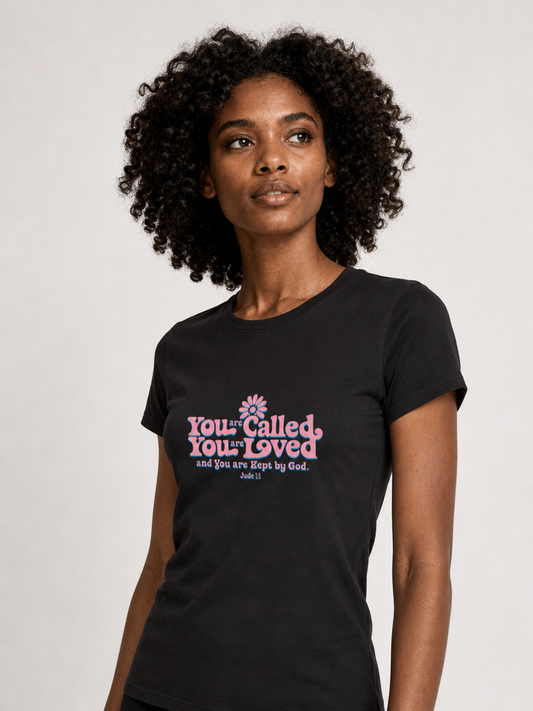 Kept by God – T-shirt de Manga Curta | Caminho Collection | Sheepfy