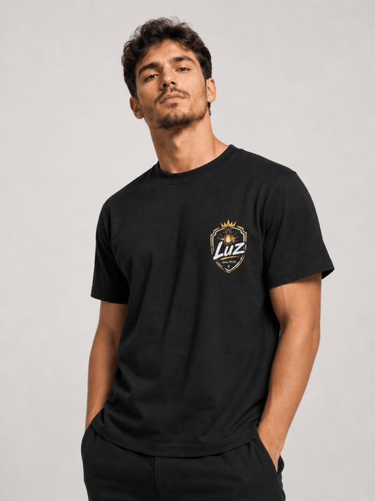 Mesmo na Noite, Ele é Luz – T-shirt de Manga Curta | Caminho Collection | Sheepfy