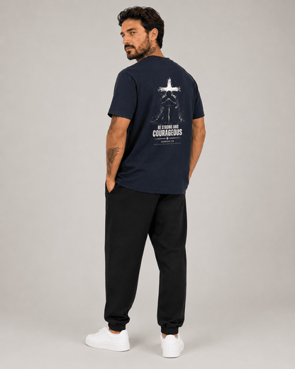 Be Strong and Courageous – T-shirt cristã de homem – foto 4