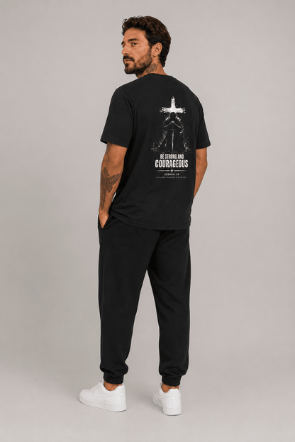 Be Strong and Courageous – T-shirt cristã de homem – foto 2