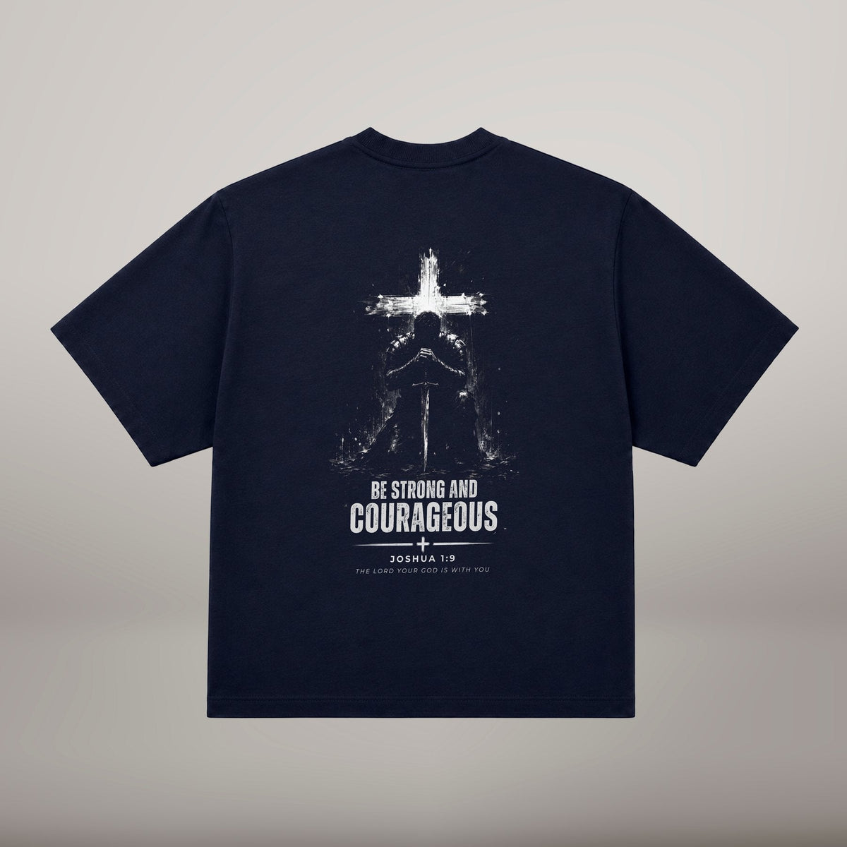 Be Strong and Courageous – T-shirt cristã oversized de homem, azul-marinho (costas)