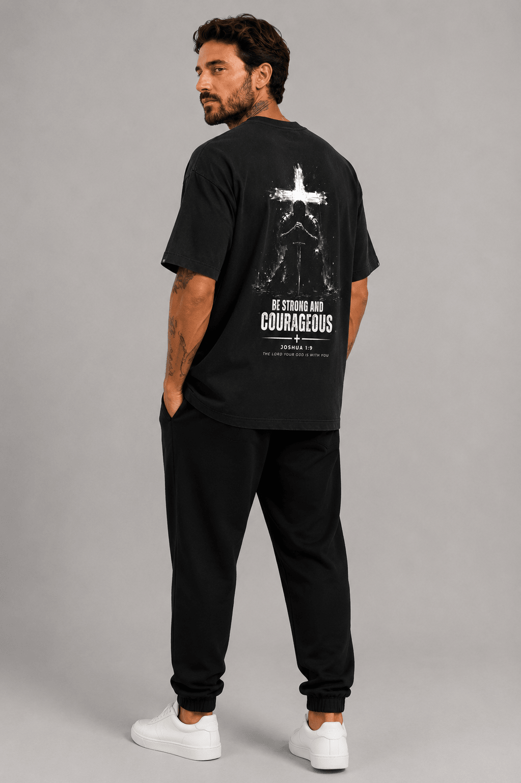 Be Strong and Courageous – T-shirt cristã oversized de homem