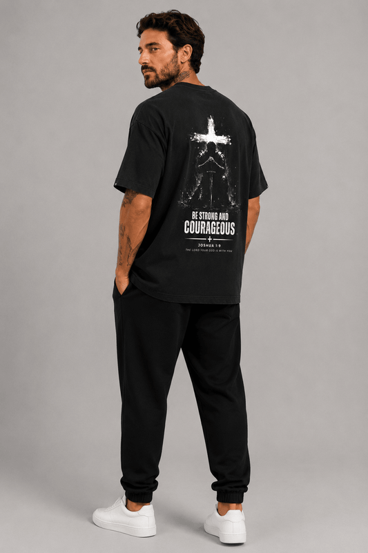 Be Strong and Courageous – T-shirt cristã oversized de homem
