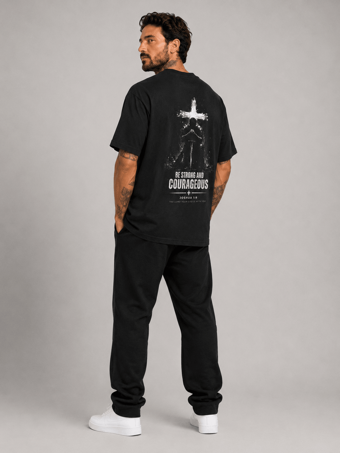 Be Strong and Courageous – T-shirt cristã oversized de homem – foto 3