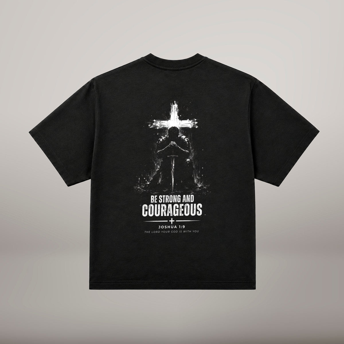 Be Strong and Courageous – T-shirt cristã oversized de homem, preta (costas)