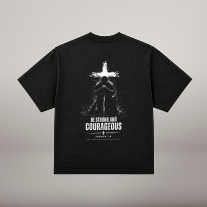 Be Strong and Courageous – T-shirt cristã oversized de homem, preta (costas)