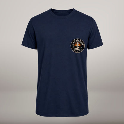 Ele É o Caminho – T-shirt cristã de homem, azul-marinho (frente)