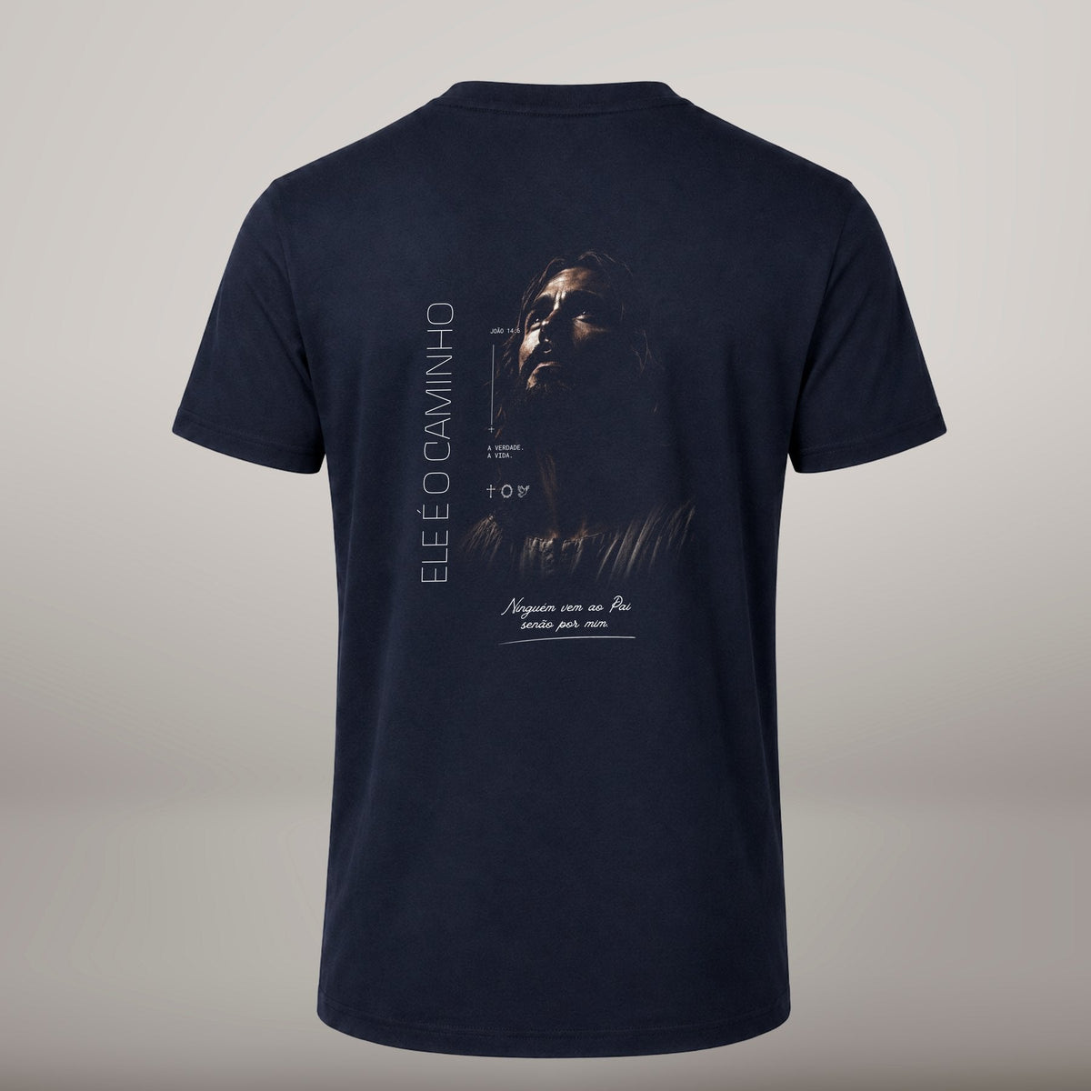 Ele É o Caminho – T-shirt cristã de homem, azul-marinho (costas)