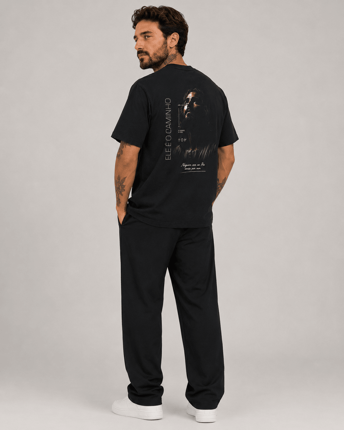 Ele É o Caminho – T-shirt cristã oversized de homem