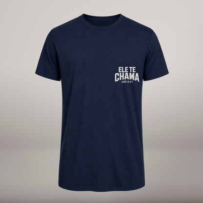 Ele Te Chama – T-shirt cristã de homem, azul-marinho (frente)