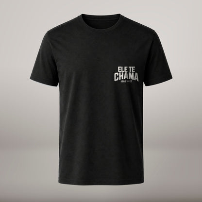 Ele Te Chama – T-shirt cristã de homem, preta (frente)