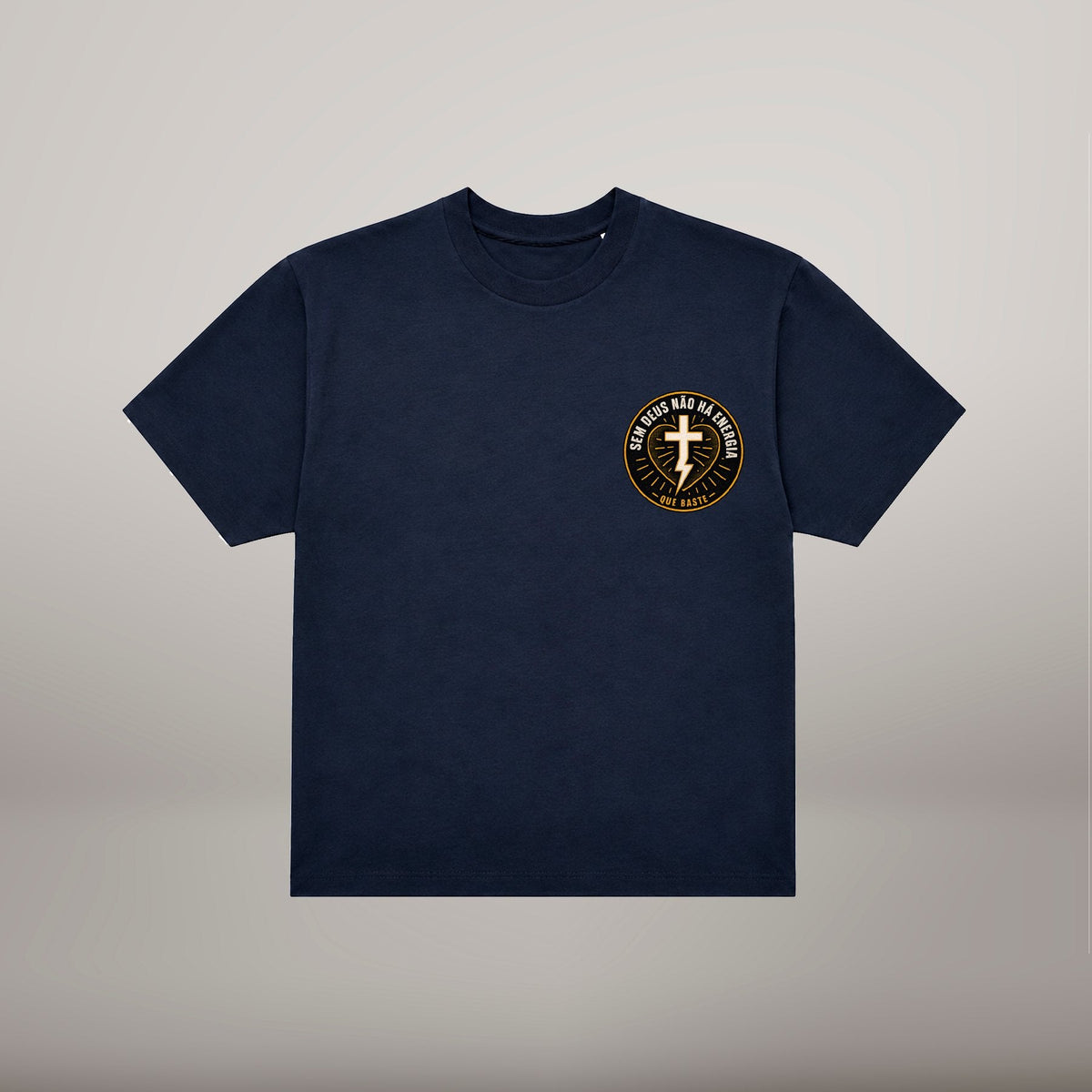 Energia Que Baste – T-shirt cristã oversized de homem, azul-marinho (frente)