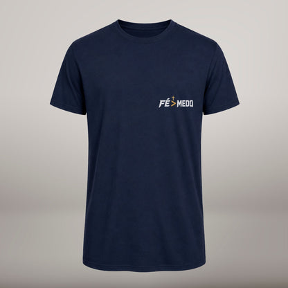 Fé Acima do Medo – T-shirt cristã de homem, azul-marinho (frente)