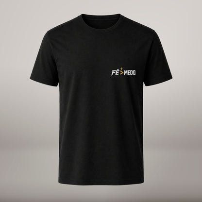 Fé Acima do Medo – T-shirt cristã de homem, preta (frente)
