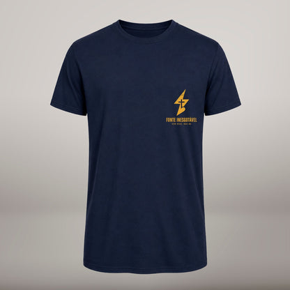 Fonte Inesgotável – T-shirt cristã de homem, azul-marinho (frente)