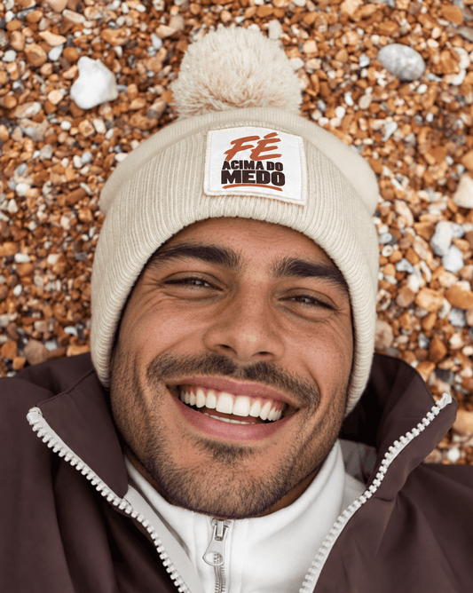 Gorro Cristão com Pompom – Fé Acima do Medo - Sheepfy