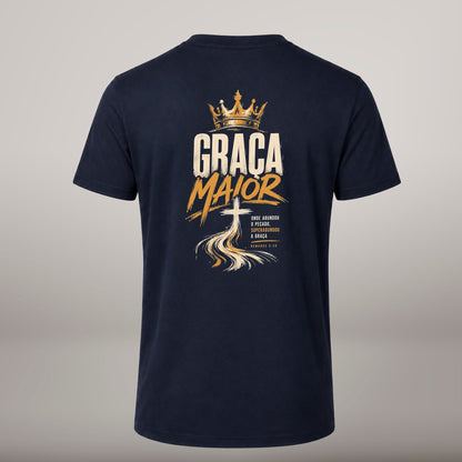 Graça Maior – T-shirt cristã de homem, azul-marinho (costas)