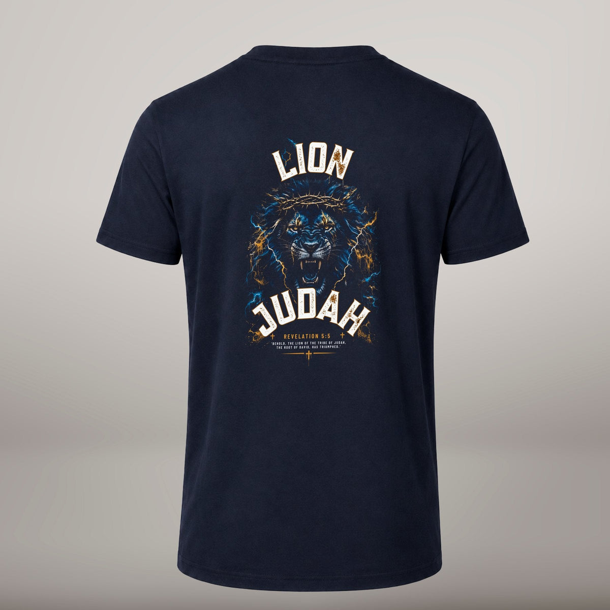 He Has Triumphed – T-shirt cristã de homem, azul-marinho (costas)