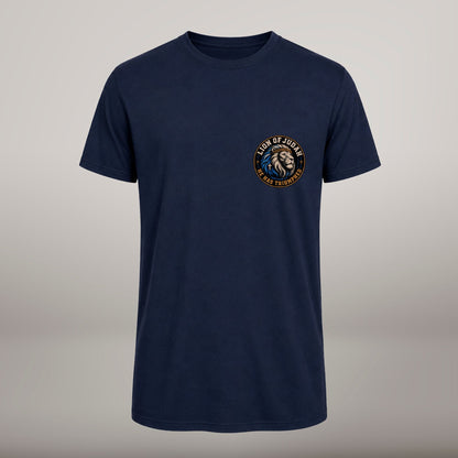He Has Triumphed – T-shirt cristã de homem, azul-marinho (frente)