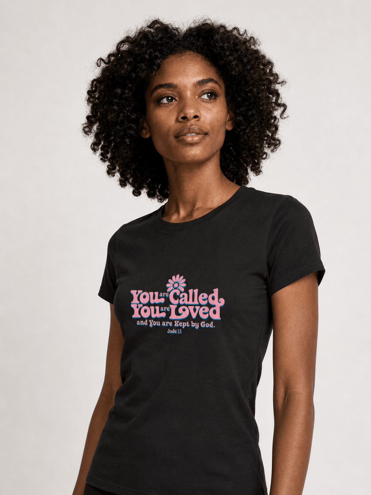 Kept by God – T-shirt cristã de mulher