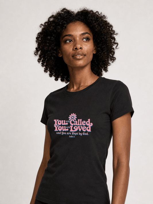 Kept by God – T-shirt cristã de mulher
