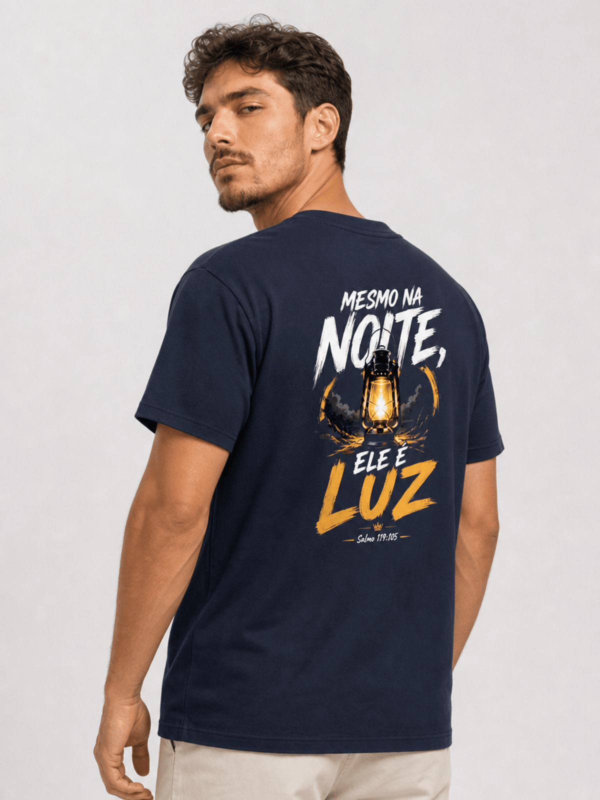 Mesmo na Noite, Ele é Luz – T-shirt cristã de homem – foto 4