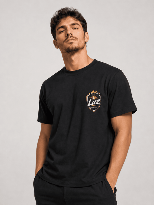 Mesmo na Noite, Ele é Luz – T-shirt cristã de homem
