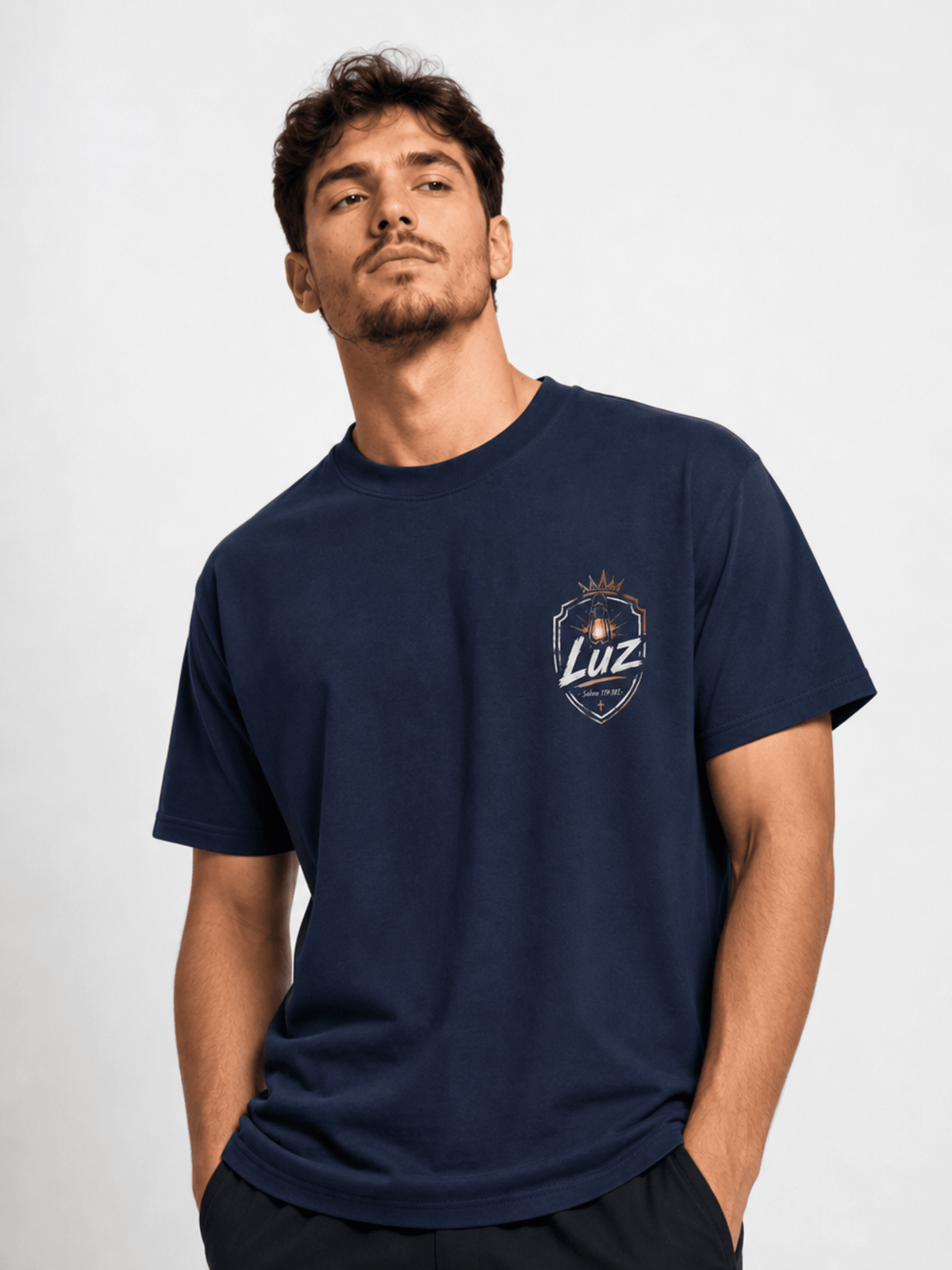 Mesmo na Noite, Ele é Luz – T-shirt cristã de homem – foto 3