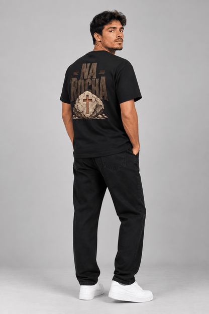 Na Rocha – T-shirt cristã de homem, branca (costas)