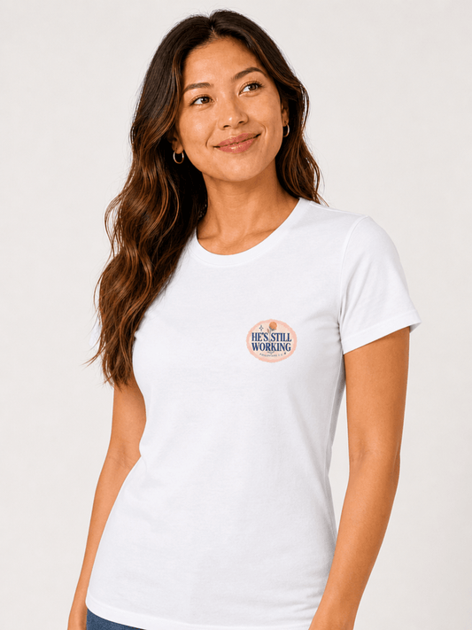 T-shirt Cristã Mulher – God Isn't Finished With Me - Sheepfy