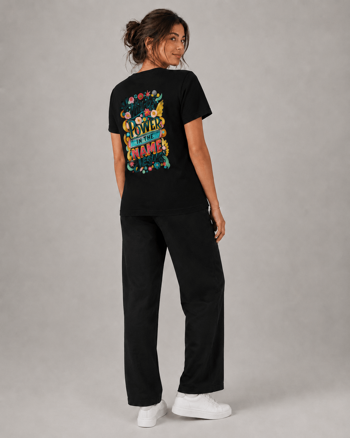 There's Power in the Name of Jesus – T-shirt cristã de mulher – foto 4